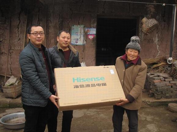 眉山市红十字会为雷鸣村贫困户送电视