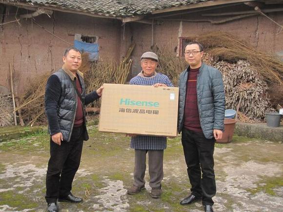 眉山市红十字会为雷鸣村贫困户送电视