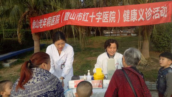 3月22日我院在金锣马广场开展健康义诊活动